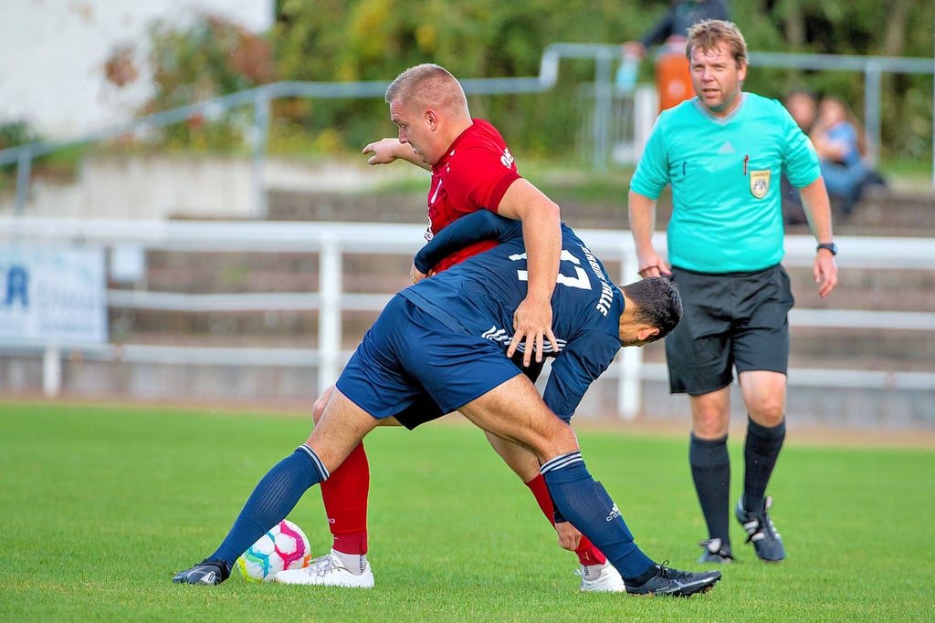 Landesligist Naumburg - hier Marcel Müller (rotes Trikot), der Torschütze zum 1:0 - rang Turbine Halle am Samstag im heimischen Stadion an der Saalestraße nieder und feierte einen Arbeitssieg.