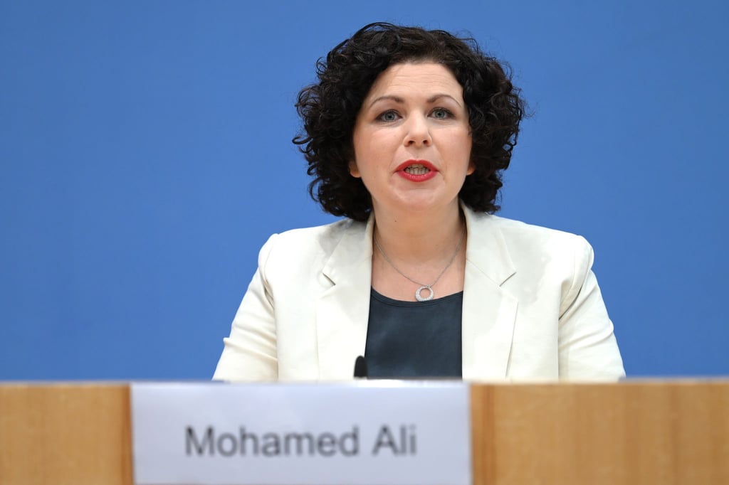 Die ehemalige Linken-Vorsitzende Amira Mohamed Ali spricht während der Pressekonferenz in Berlin.