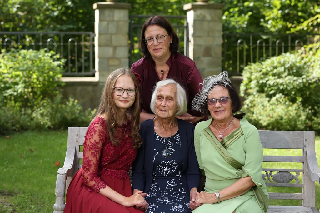 Vier Generationen: Charlotte Michalski, Mutter Friederike Michalski, Urgroßmutter Ruth Michalski und Großmutter Iris Michalski (von links)