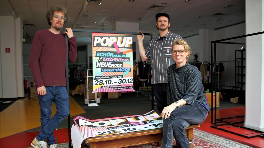 Thomas Marks, Swen Gottschalk und Jutta Neubecker (von links) werden ihre Waren ab dem Wochenende im ehemaligen Reno in der Großen Ulrichstraße in Halle anbieten.