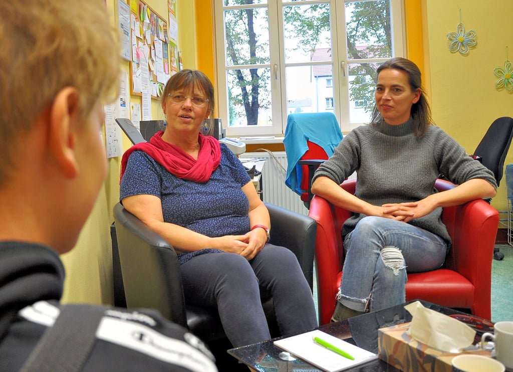 Sie haben immer ein offenes Ohr: Karin Christiansen-Weniger (links) und Dorothee Schulz im Gespräch mit einem Schüler in der Sekundarschule „Adolf Diesterweg“ in Stendal.