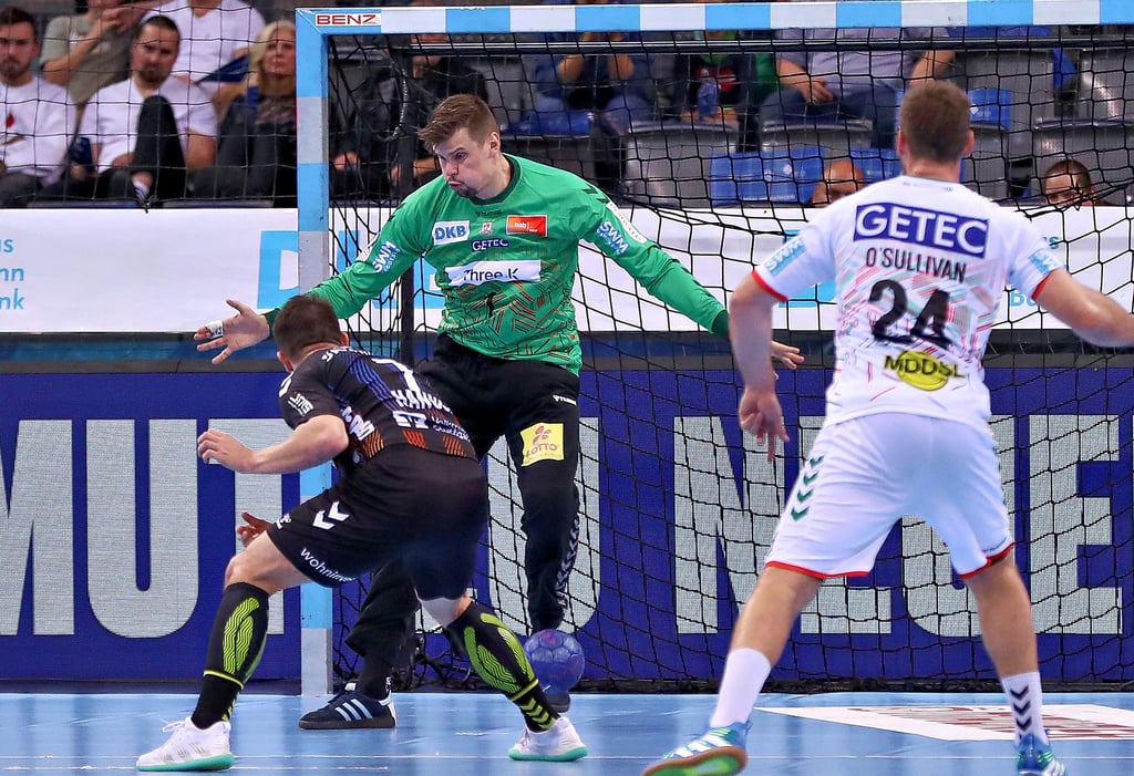 SCM-Torwart Sergey Hernandez zeigte in Stuttgart, hier im Duell mit Egon Hanusz, eine starke Leistung.