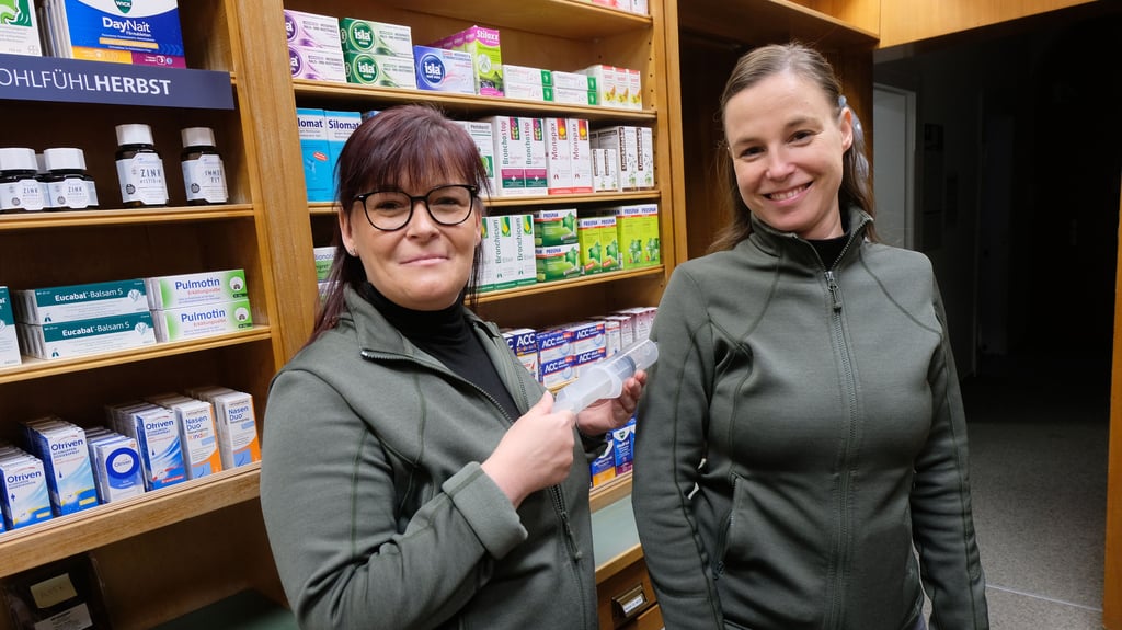 Für dieses gestellte Foto hat sich Chefin Eva Stellmach-Schmidt (links), hier mit ihrer pharmazeutisch-technisch Angestellten Claudia Woltmann, extra eine Spritze besorgt. Denn in der Paracelsus-Apothke Zahna werden keine Grippeschutzimpfungen durchgeführt.