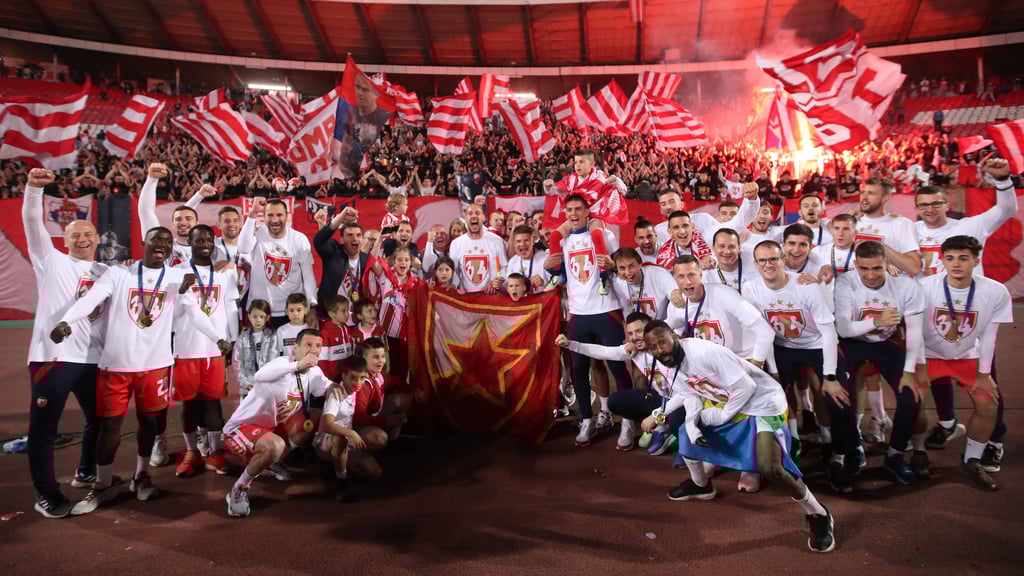 Feurige Atmosphäre im „Marakana”: Roter Stern Belgrad bei der Meisterfeier.