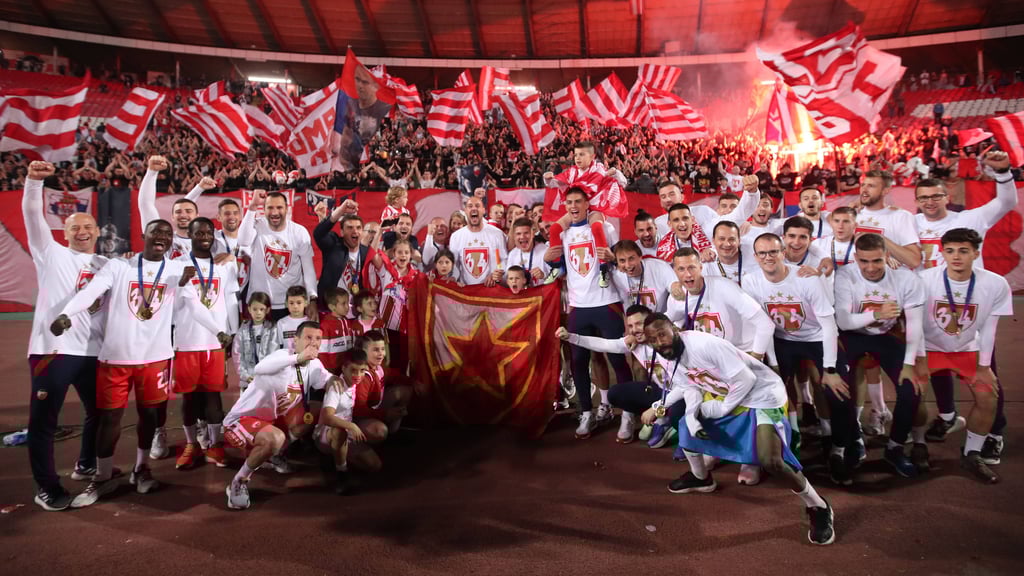 Feurige Atmosphäre im „Marakana”: Roter Stern Belgrad bei der Meisterfeier.