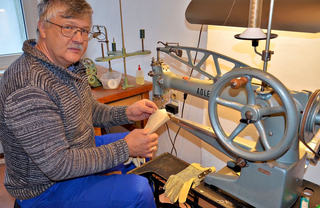 Oleg Bajtinger in Staßfurt fertigt Spezialbekleidung für das studentische Fechten.
