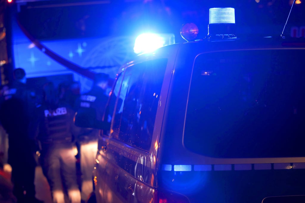 In Magdeburg wurde ein Fußgänger von einem Auto angefahren. Der 59-jährige Mann wurde dabei schwer verletzt, der Fahrer flüchtete vom Tatort.