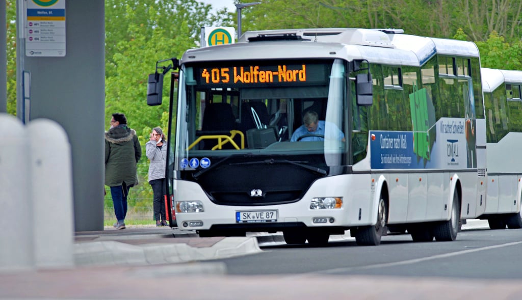 Ein Vetter-Bus der Linie 405 wartet am Bahnhof Wolfen. Diese Linie zählt zu den Hauptverbindungsachsen im Stadtgebiet und ist oft ausgefallen.