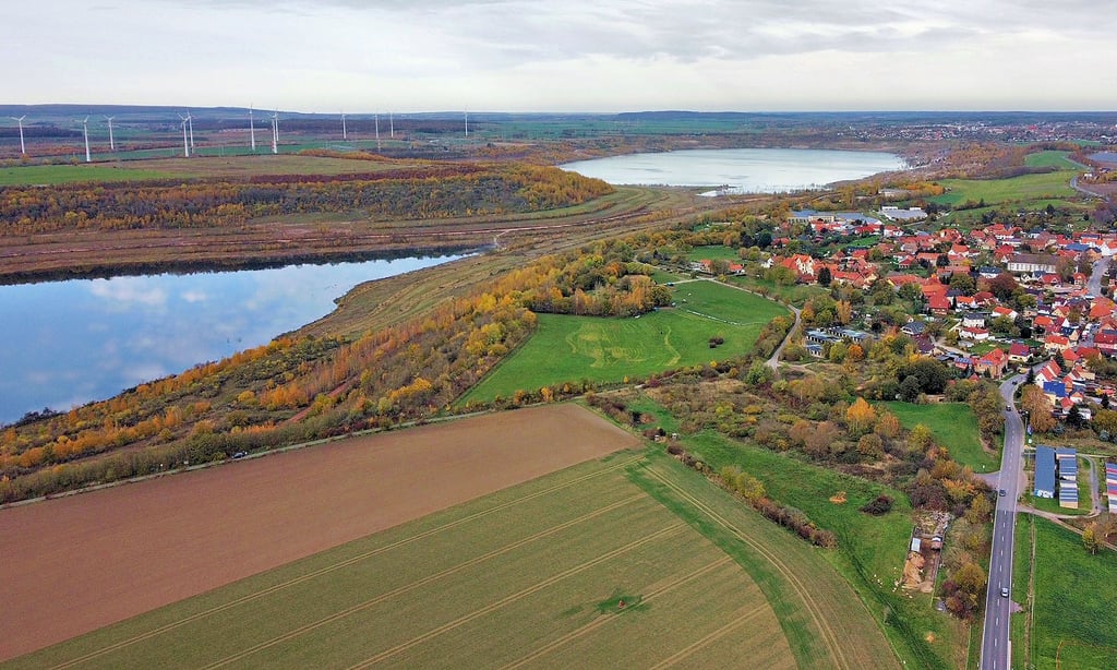 Blick auf den noch geteilten Lappwaldee mit den Anrainern Harbke (rechts) und Helmstedt (Hintergrund). Die Idee einer begehbaren Röhre erst über, später unter Wasser wird als nicht abwegig betrachtet.