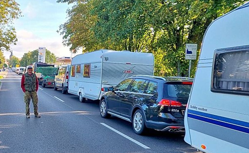 Staus gehören zum Havelberger Pferdemarkt dazu. Dieses Mal schon am Montag bei der Ankunft der Händler in der Genthiner Straße.