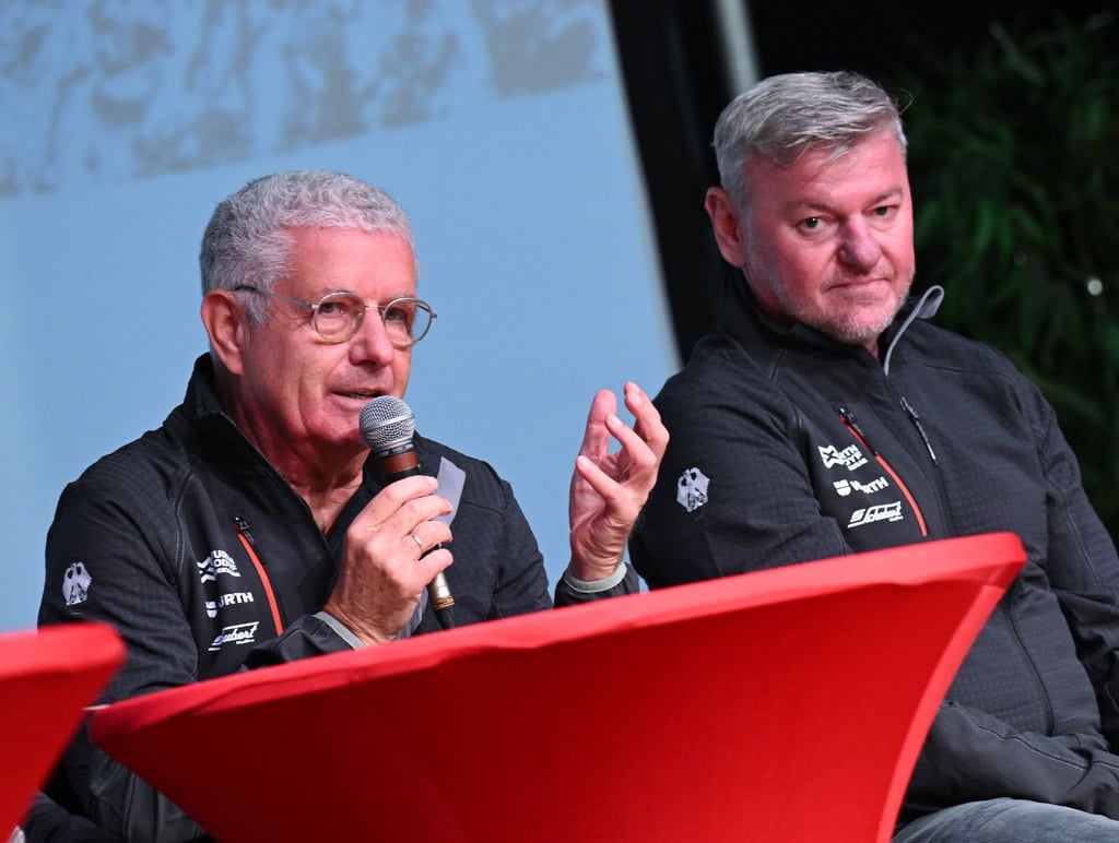 Der Präsident von Snowboard Germany, Michael Hölz (l), und der Sportdirektor Andreas Scheid bei einer Pressekonferenz in München.