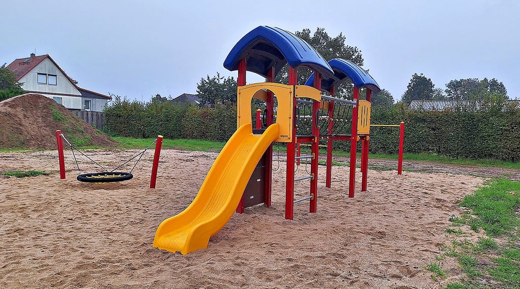 Noch ist er nicht freigegeben, der neue Spielplatz am Schwarzen Weg in Winterfeld. Doch die Spielgeräte stehen schon.