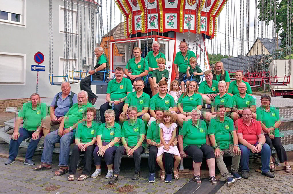 Hier haben sich die Mitglieder vom Braunsdorfer Heimatverein 87 e.V. zum Gruppenfoto versammelt.