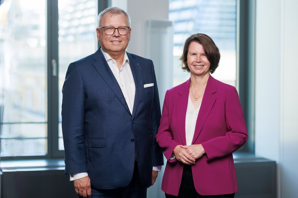 Vorstandssprecher der Raiffeisen-Volksbank Aschaffenburg Claus Jäger posiert zusammen mit der Vorstandsvorsitzenden der Frankfurter Volksbank Rhein/Main Eva Wunsch-Weber. Die beiden Banken planen für 2024 einen Zusammenschluss. Damit würden sie die größte Volksbank Deutschlands werden.