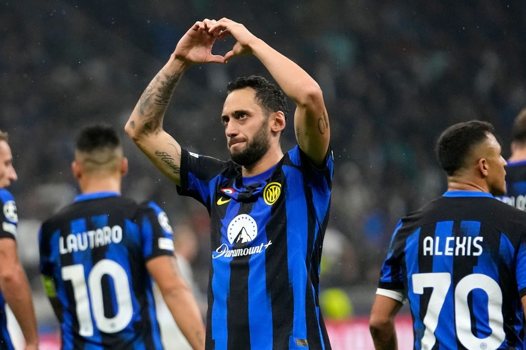 Hakan Çalhanoğlu erzielte per Foulelfmeter das 2:1 für Inter gegen Salzburg.