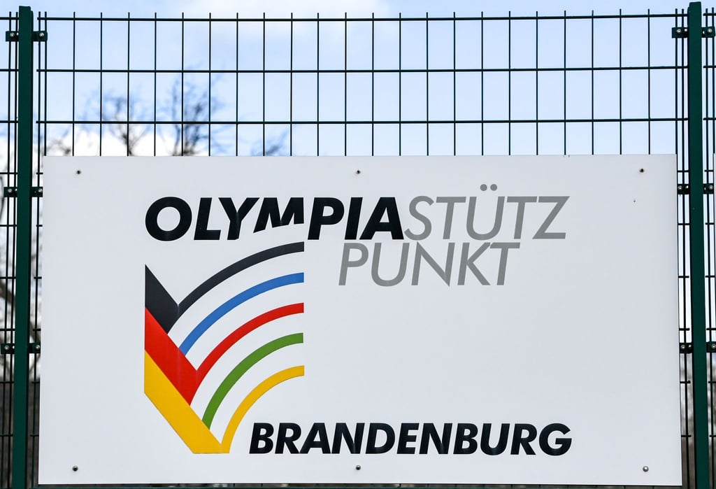 Ein Schild mit der Aufschrift „Olympiastützpunkt Brandenburg“ hängt am Sportpark Luftschiffhafen.