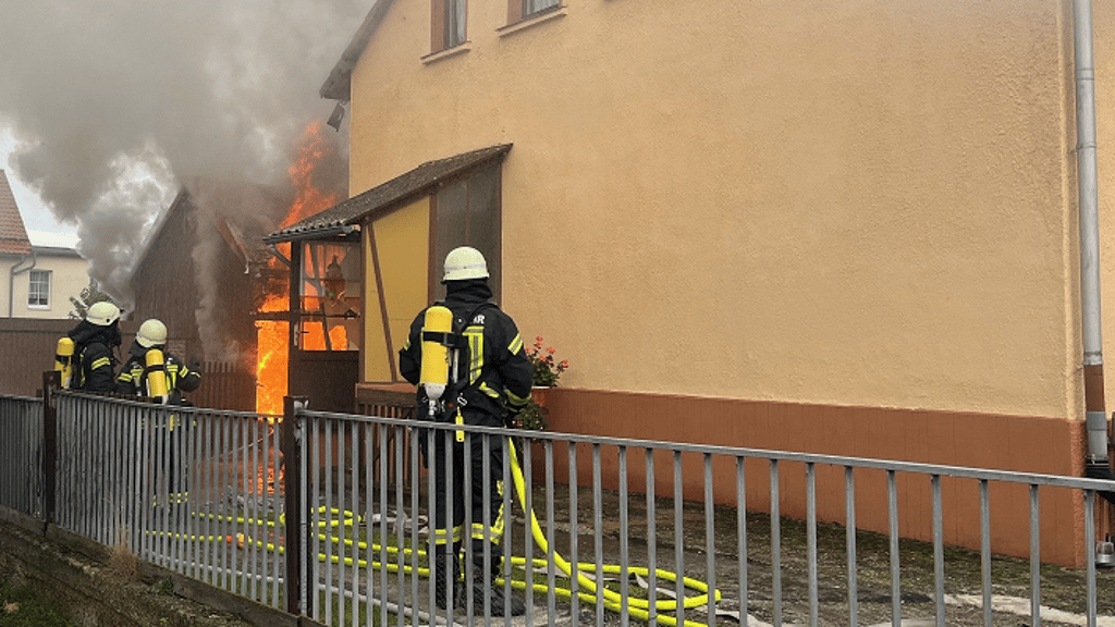 In Thale hatte die Feuerwehr alle Hände voll zu tun. Der Anbau eines Hauses, ein Carport und auch Teile eines Einfamilienhauses brannten.