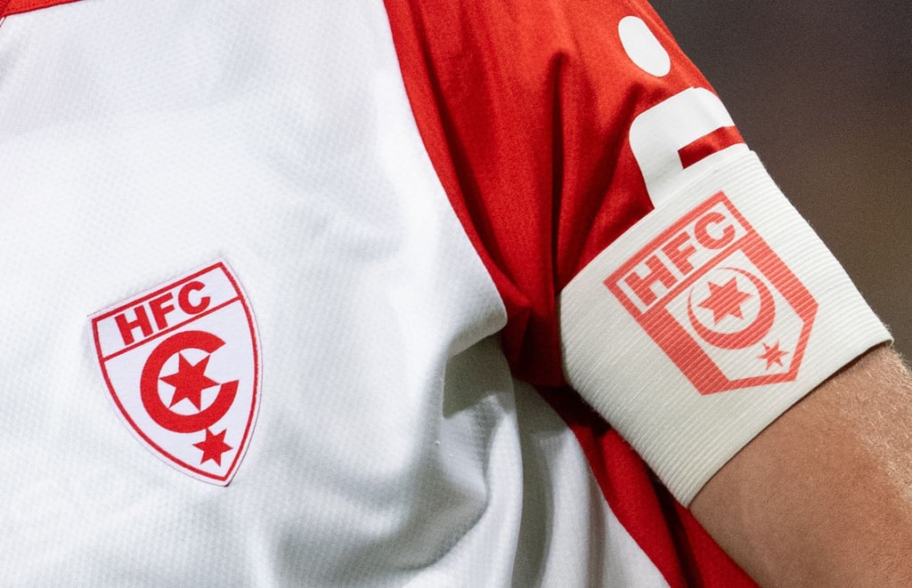 Das Logo des HFC ist auf dem Trikot und auf der Armbinde des Kapitäns zu sehen.