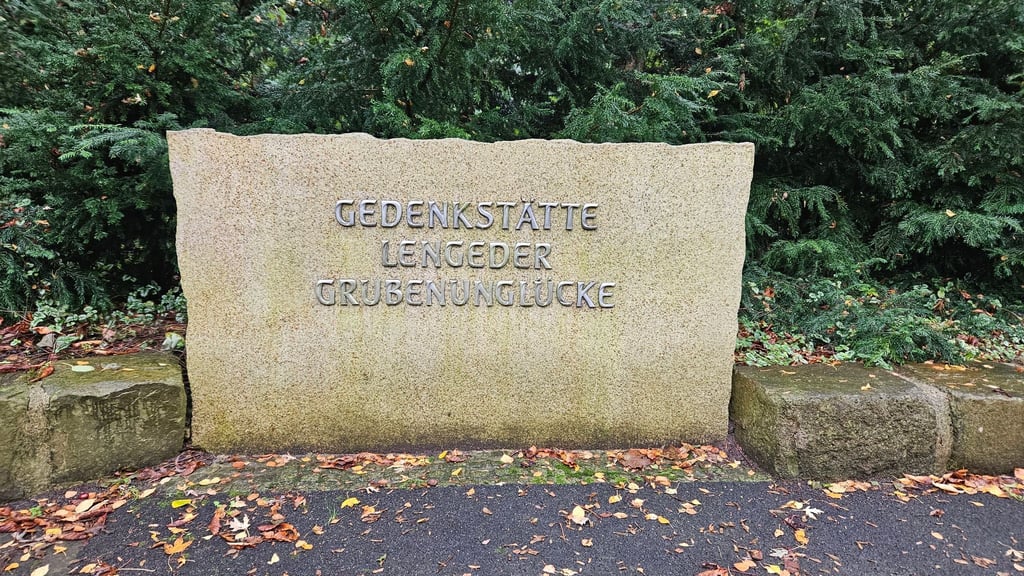 Blick auf einen Gedenkstein mit der Aufschrift „Gedenkstätte Lengeder Grubenunglücke“ in Lengede.
