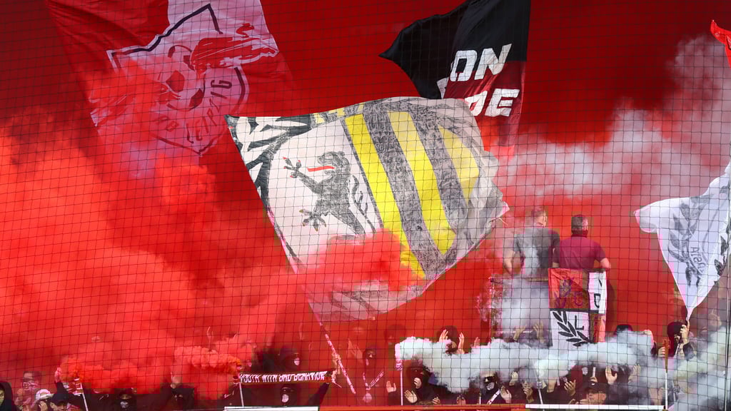 Rauch im RB-Fanblock bei Union Berlin. Einige Fans hatten vor Anpfiff gezündelt, der Verein muss nun zahlen.