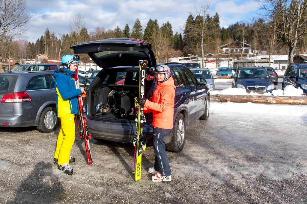 Wer seine Skiausrüstung im Kofferraum transportiert, sollte darauf achten, dass diese bündig an der Rückwand positioniert und mit einem Gepäcknetz gesichert ist.