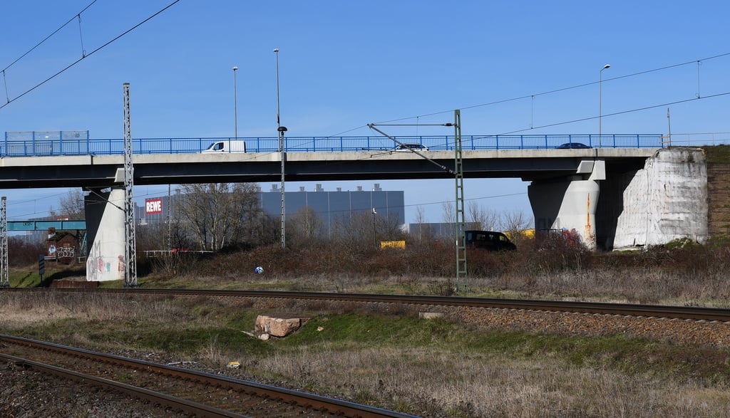 Diese Brücke in Magdeburg hat bislang keinen Namen.