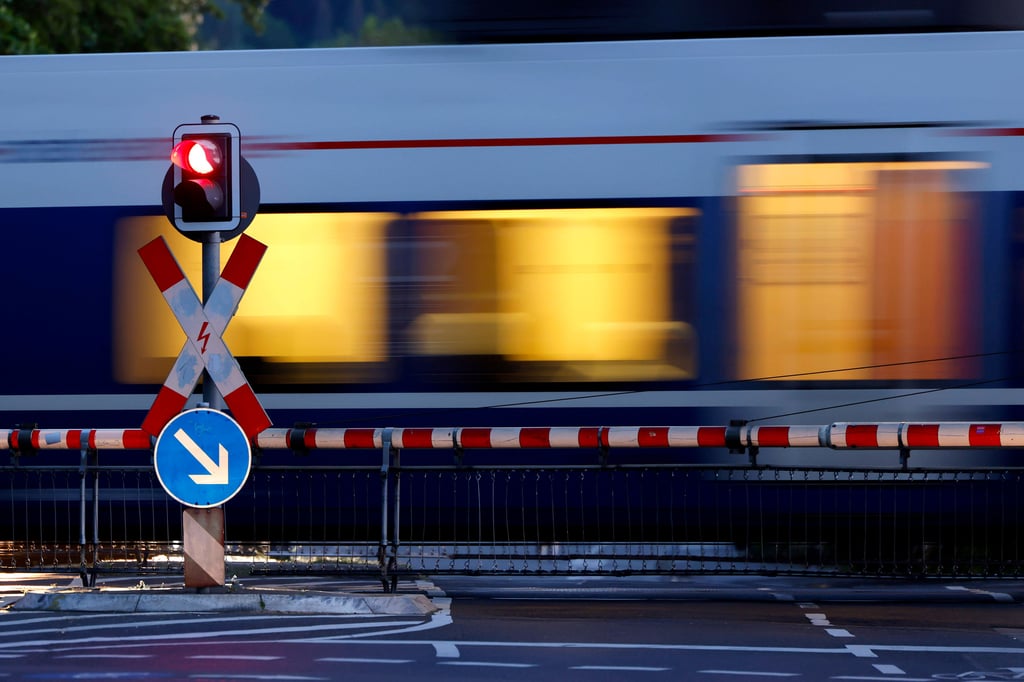 Symbolfoto - Ein Lokführer hat ein Haltesignal überfahren.