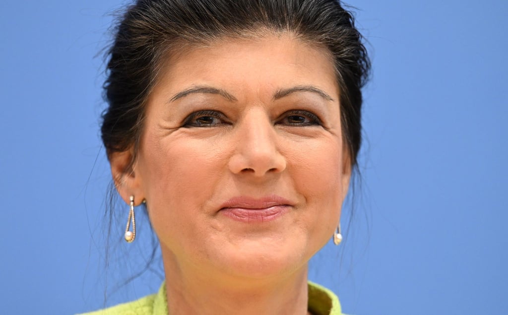 Die Politikerin Sahra Wagenknecht lächelt.