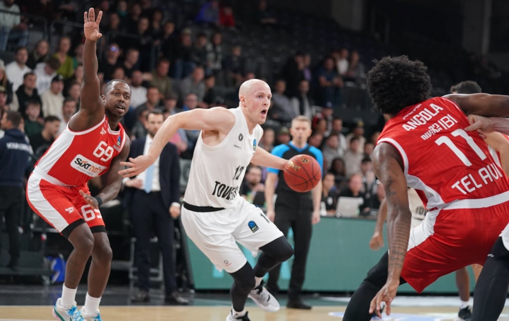 Seth Hinrichs (M) und die Towers mussten sich Hapoel Tel Aviv deutlich geschlagen geben.