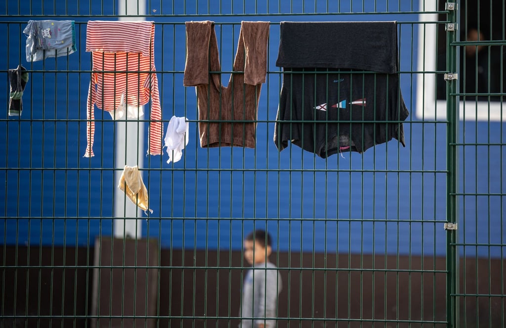 Eine Erstaufnahmeneinrichtung in Gießen. Rund 3500 Menschen aus unterschiedlichen Ländern sollen von dort aus auf kommunale Einrichtungen verteilt werden.