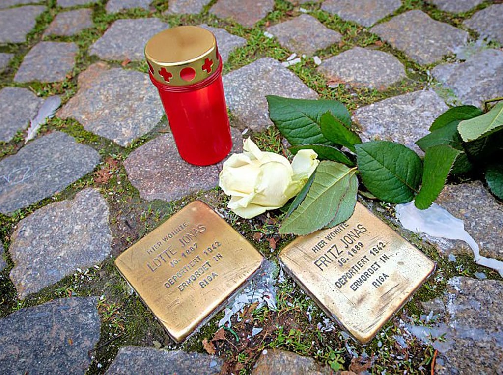 Der jüdischen Opfer wird mit Stolpersteinen gedacht.
