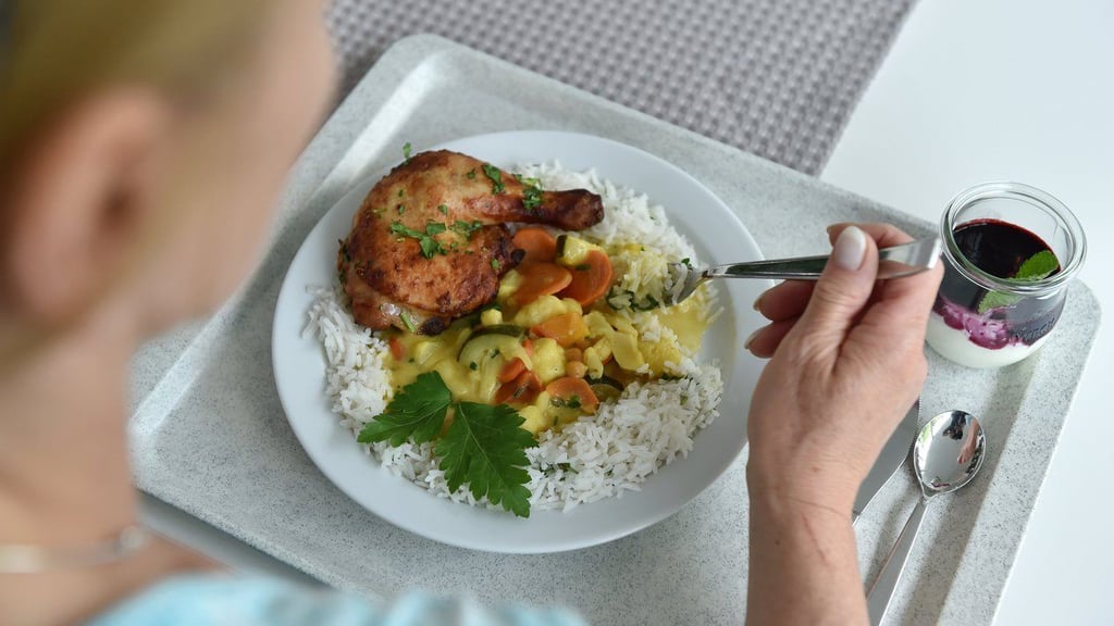 Was in Großküchen und Kantinen gekocht wird, schmeckt nicht jedem. Die Kliniken Sachsen-Anhalts beklagen bei der Verpflegung ihrer Patienten einen enormen Kostendruck.