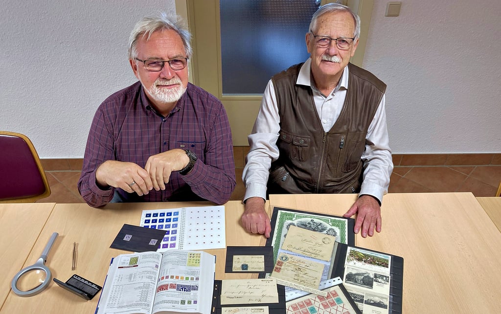 Lutz Massinger (l.) und Hartmut Freier (r.) vom Hettstedter Briefmarkenverein beschäftigen sich bereits seit Jahrzehnten mit der Philatelie.