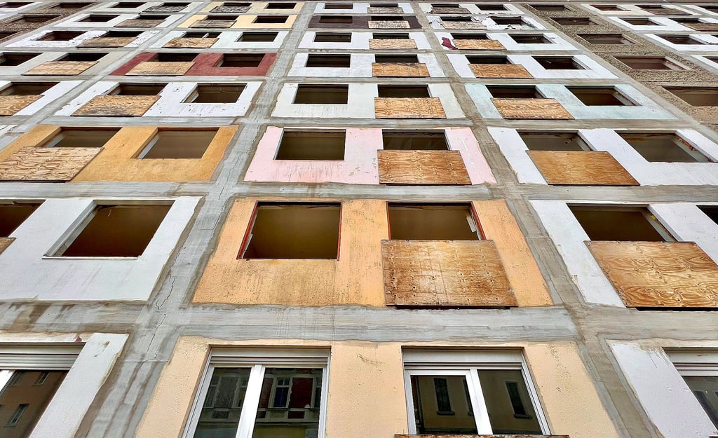 Dieser Achtgeschosser in der Ferdinand von Schill Straße wird abgerissen. Er ist bereits entkernt.