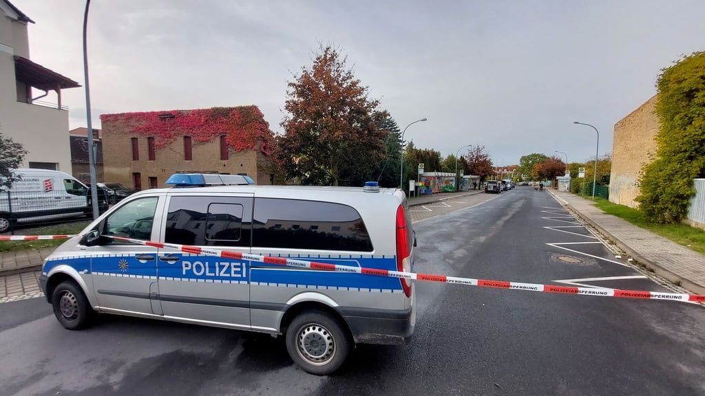 Der Bereich um eine Schule ist von der Polizei abgesichert.
