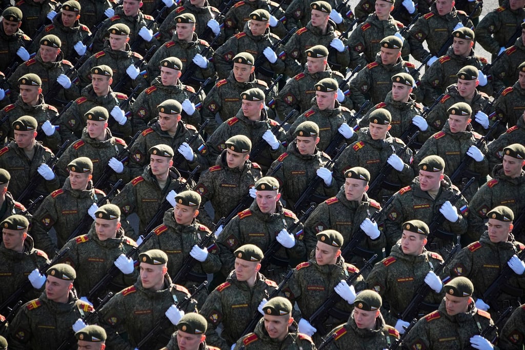 Russische Soldaten marschieren während einer Militärparade durch Moskau. Medienberichten zufolge werden in der Söldnereinheit „Redut“ Scharfschützinnen und Bedienerinnen von Drohnen angeworben.