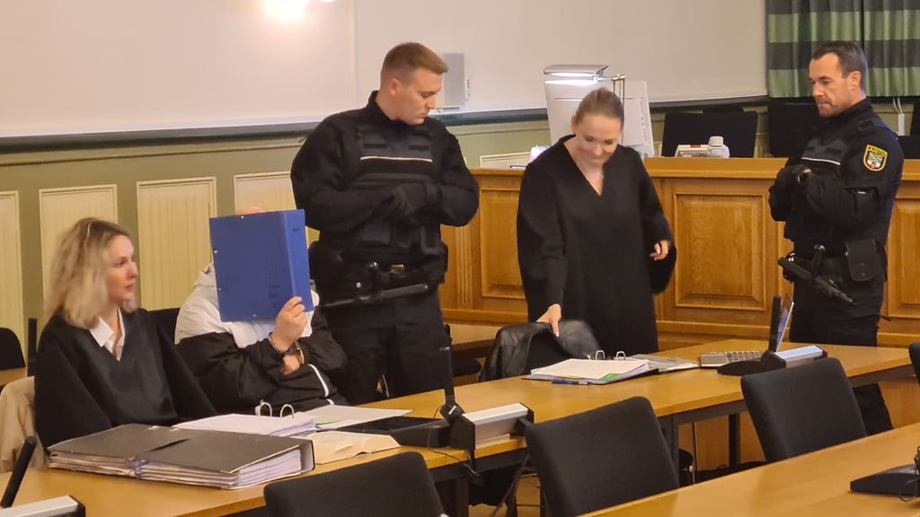 Der Angeklagte Tino B. versteckt sich hinter einem Ordner. Am dritten Verhandlungstag hat er gestanden, Kezhia H. erstochen zu haben.