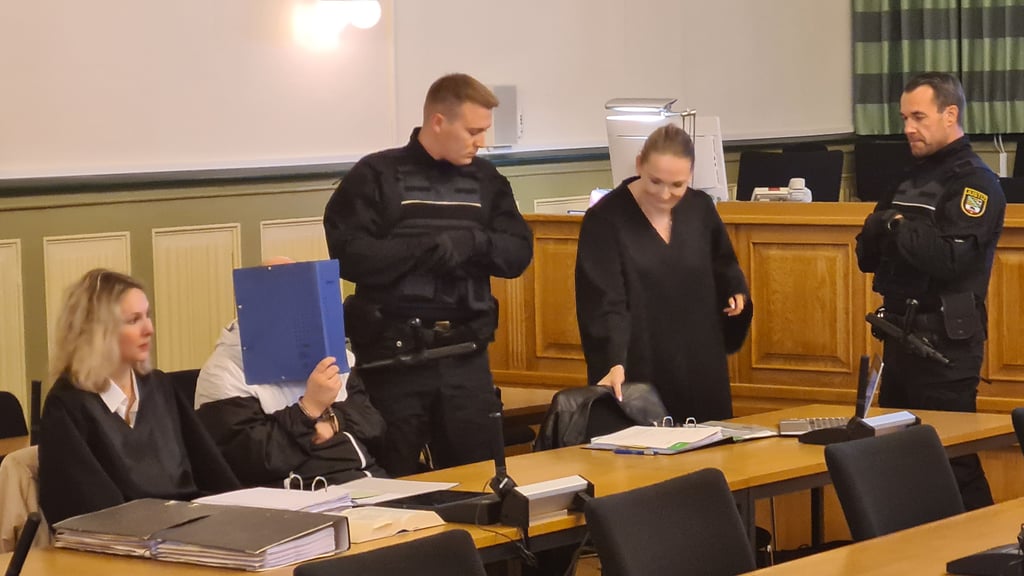 Der Angeklagte Tino B. versteckt sich hinter einem Ordner. Am dritten Verhandlungstag hat er gestanden, Kezhia H. erstochen zu haben.