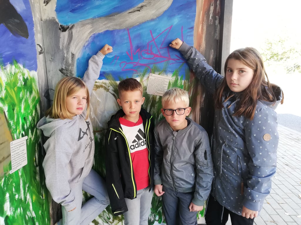 Nach Beschmierung der Bushaltestelle: Solidarität mit kreativen Kindern