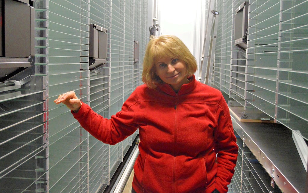 Ina Leischner zeigt das Innenleben des Medikamentenautomats ihrer „Neuen Apotheke", die im nächsten Jahr in das neue Gesundheitszentrum zieht.