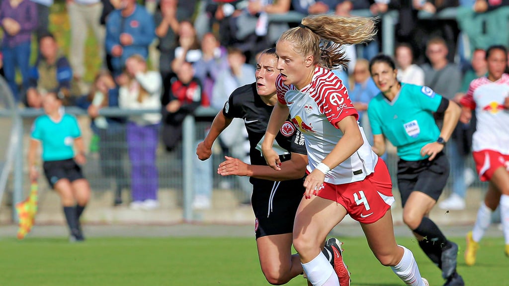 Nina Räcke (re.), hier im Bundesligaspiel vor zwei Wochen gegen Carlotta Wamser (Eintracht Frankfurt) im Zweikampf.