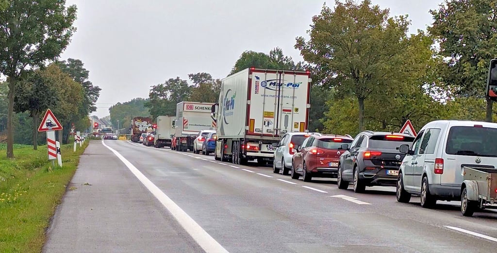 Lange Fahrzeugschlangen auf der Bundesstraße 1 vor dem Bahnübergang Heyrothsberge sind wegen der häufigen Schließzeiten keine Seltenheit.