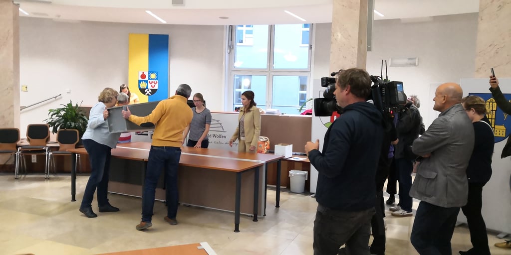 Überregionale Medien aber auch Vertreter der AfD verfolgten die Auszählung der Stimmen in den Wahllokalen, darunter im Rathaus Wolfen.