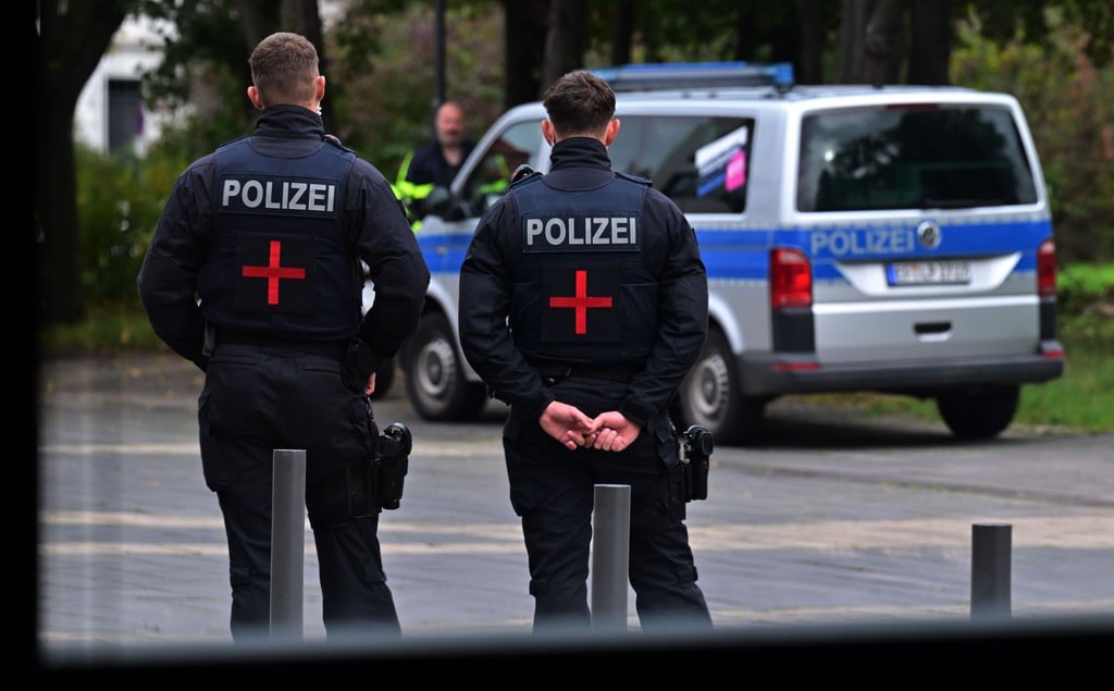Polizisten stehen zum Schutz eines Kronzeugen vor dem Thüringer Landtag.