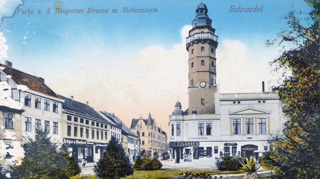 Der Salzwedeler Rathausturmplatz in einer historischen Ansicht.
