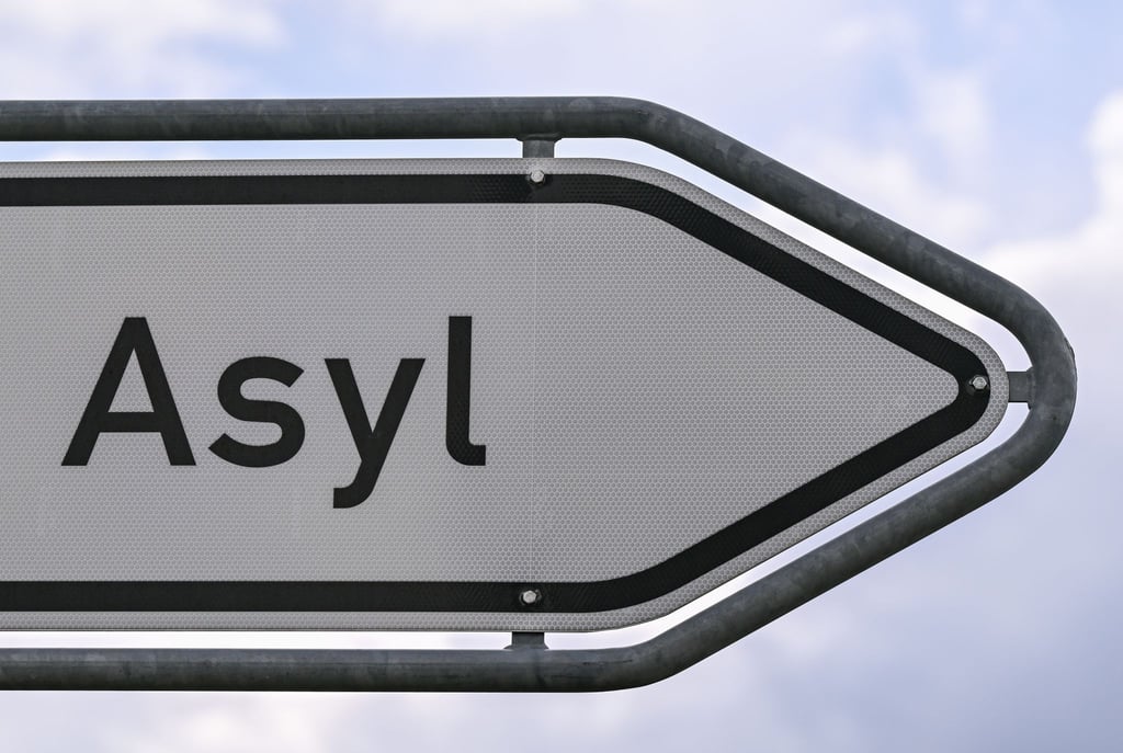 Das Wort „Asyl“ steht auf einem Wegweiser zur Erstaufnahme-Einrichtungen (EAE) des Landes Brandenburg in Eisenhüttenstadt.