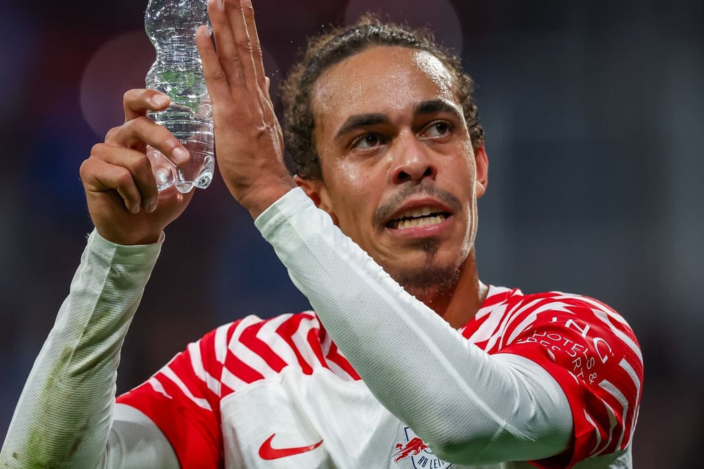 Leipzigs Spieler Yussuf Poulsen bedankt ich bei den Fans.