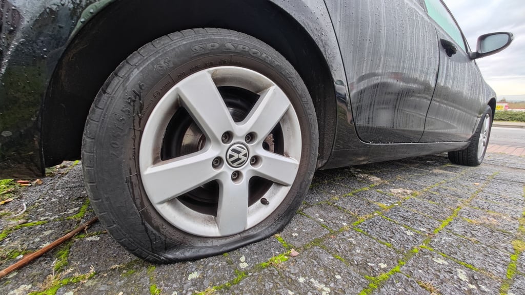 Unbekannte haben die Reifen mehrerer Autos in Eisleben zerstochen.