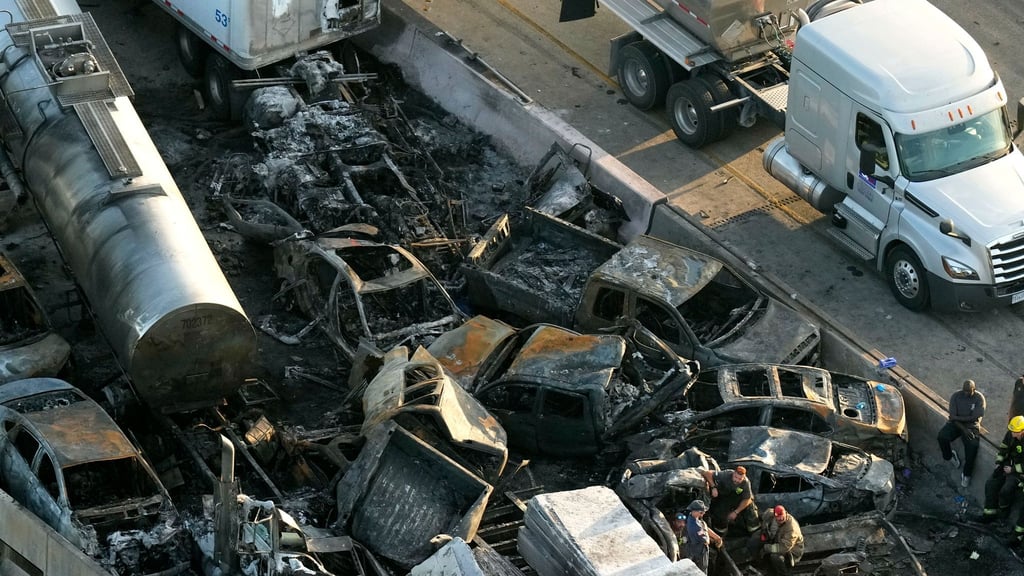 Wrackteile nach der Massenkarambolage auf der Interstate 55 Schnellstraße in Manchac, Louisiana.