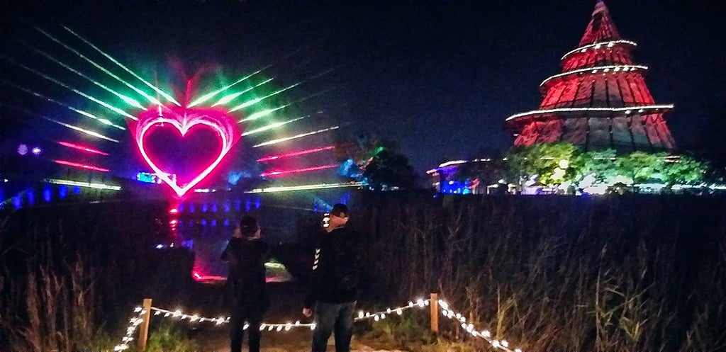 Schön hier: Die Lumagica Magdeburg (hier im Jahr 2023) begeistert unter anderem mit einer Laser-Licht-Show. Auch der Turm ist zusätzlich illuminiert.